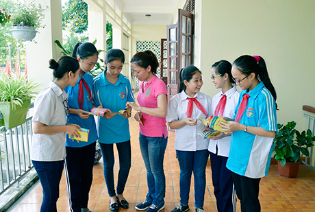 Cán bộ Sở LĐ-TB&XH tuyên truyền kiến thức bảo vệ chăm sóc trẻ em cho học sinh trên địa bàn TX Đông Triều, tháng 5-2015.