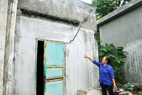 Nhiều vết nứt lớn trên tường nhà bà Ngô Thị Nữ, tổ 54, khu 4B, phường Cao Xanh (TP Hạ Long).
