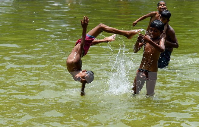 Trẻ em tắm tránh nóng tại New Delhi. (Nguồn: AFP/TTXVN)