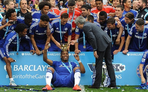 Các cầu thủ Chelsea tháo vương miện của chiếc cúp để đội vào đầu Drogba. (Ảnh: AP)