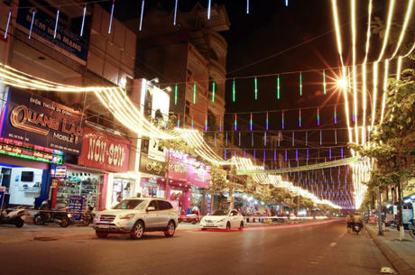Tuyến phố Trần Phú lung linh trong đêm bởi hàng ngàn ánh đèn