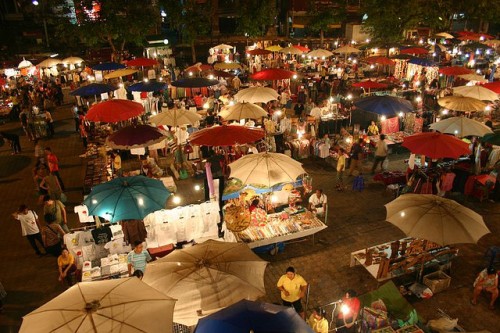 Chợ đêm ở Chiang Mai. Ảnh: Thaholiday.