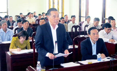 Đồng chí Phạm Văn Ty, Bí thư Huyện uỷ Tiên Yên báo cáo tình hình triển khai Đề án 25 và tiến độ đại hội Đảng các cấp với lãnh đạo tỉnh, ngày 13-5-2015.