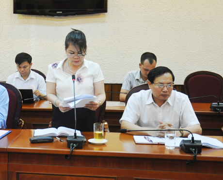Đồng chí Nguyễn Thị Thu Hà, Phó Trưởng Ban Thường trực Ban Dân vận Tỉnh ủy báo cáo khái quát kết quả thực hiện Quy chế dân chủ ở cơ sở của tỉnh thời gian qua.