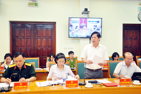 Đồng chí Nguyễn Văn Minh, Giám đốc Sở Kế hoạch và Đầu tư báo cáo kết quả phát triển kinh  tế- xã hội tháng 5.