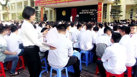 Sở Tư pháp phối hợp tổ chức buổi học ngoại khoá giáo dục pháp luật cho học sinh Trường THPT Cẩm Phả.