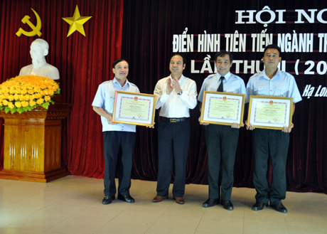 Đồng chí Đặng Huy Hậu, Phó Chủ tịch UBND tỉnh trao bằng khen của UBND tỉnh cho những tập thể, cá nhân điển hình tiên tiến.