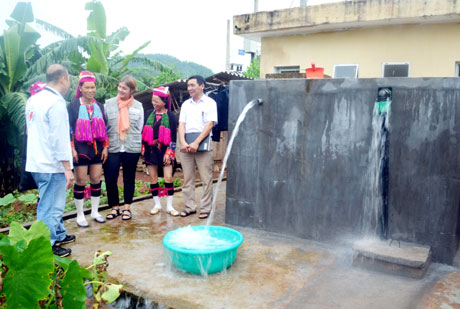 Nước hợp vệ sinh đã đem lại niềm vui cho người dân thôn Pò Mây - Khe Ngà (xã Đại Dực) từ Dự án nước sạch và phát triển cộng đồng tại xã Hà Lâu do Công ty Det Noske Verites (Na Uy) tài trợ và vốn đối ứng của huyện Tiên Yên.
