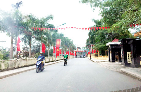 Đường phố Tiên Yên rực rỡ sắc cờ đỏ chào mừng Đại hội Đảng bộ huyện sẽ diễn ra trong ngày 29 và 30-5. Ảnh: Thuỳ Linh