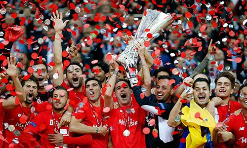 Sevilla lập kỷ lục với về số lần vô địch Cup UEFA / Europa League, với bốn lần đăng quang và là đội đầu tiên kể từ khi giải đổi tên năm 2009, bảo vệ thành công danh hiệu. Ảnh: Reuters.