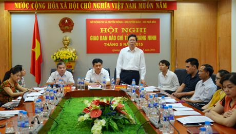 Đồng chí Phạm Hồng Cẩm, Phó Trưởng Ban Tuyên giáo Tỉnh ủy phát biểu tại hội nghị