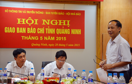 Đồng chí Nguyễn Văn Trường, Phó Tổng Biên tập Báo Quảng Ninh phát biểu ý kiến tại hội nghị