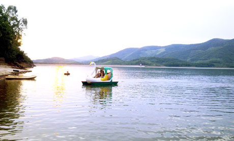 Hồ Khe Chè có phong cảnh “sơn thuỷ hữu tình”, ngày càng thu hút nhiều du khách đến tham quan.