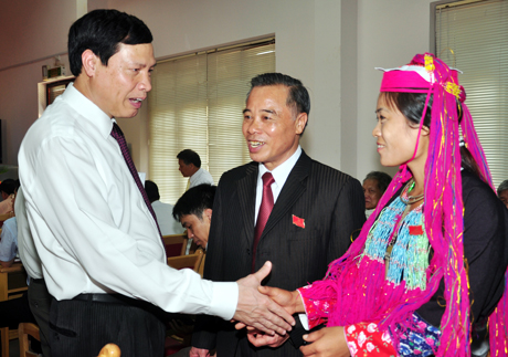 Đồng chí Nguyễn Đức Long, Phó Bí thư Tỉnh ủy, Chủ tịch UBND tỉnh trò chuyện với các đại biểu.