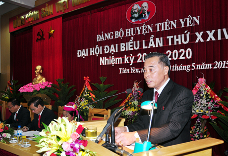 Đồng chí Nguyễn Văn Ty, Bí thư Huyện ủy khóa XXIII trình bày báo cáo chính trị tại Đại hội.