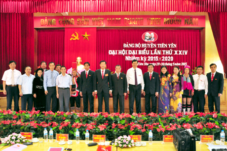 các đồng chí lãnh đạo Trung ương, tỉnh chụp ảnh với Ban Thường vụ huyện ủy Tiên Yên nhiệm kỳ 2011- 2015.
