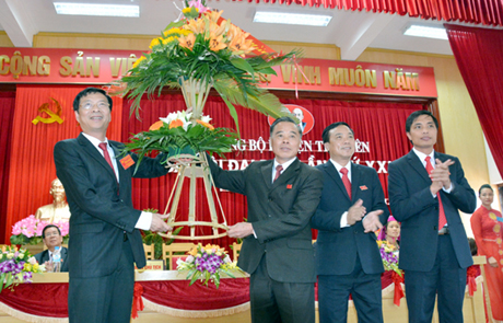 Đồng chí Nguyễn Văn Đọc, Bí thư Tỉnh ủy, Chủ tịch HĐND tỉnh tặng hoa chúc mừng Đại hội.