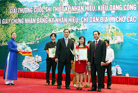 Bà Lê Thị Thêm, Giám đốc Công ty TNHH Đầu tư Hoàng Anh nhận giải nhất tại Cuộc thi Thiết kế nhãn hiệu, kiểu dáng công nghiệp bao bì các sản phẩm thuộc chương trình OCOP tỉnh năm 2015.