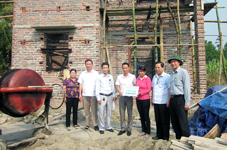 Đại diện Uỷ ban MTTQ TP Cẩm Phả và doanh nghiệp Trung Kính trao tặng kinh phí hỗ trợ xây dựng nhà ở cho chị Chẩm Thị Dương, thôn Đoàn Kết, xã Dương Huy.