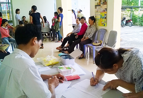 Phụ nữ xã Quảng Sơn, huyện Hải Hà đăng ký khám dịch vụ KHHGĐ tại Trạm y tế xã trong Chiến dịch tăng cường tuyên truyền vận động, lồng ghép dịch vụ SKSS/KHHGĐ đợt I năm 2015.