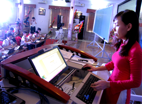 Giáo viên Trường TH phường Đông Triều giảng dạy lớp học thông minh trong ngày hội CNTT.