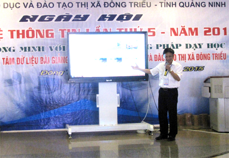 Nhà giáo Nhân dân Lưu Xuân Giới, Trưởng Phòng GD  và ĐT TX Đông Triều giới thiệu Trung tâm dữ liệu - Bài giảng điện tử.