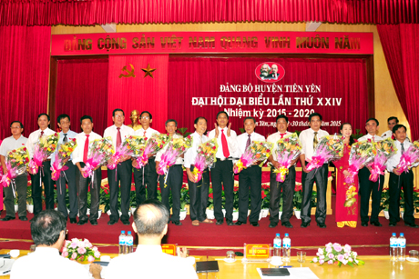 Đồng chí Vũ Văn Diện, Bí thư Huyện ủy, Chủ tịch UBND tỉnh tặng hoa chia tay các đồng chí không tham gia Ban Chấp hành Đảng bộ huyện nhiệm kỳ 2015-2020.