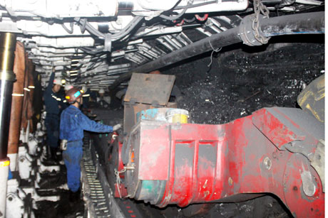 Công nhân Than Hà Lầm vận hành máy khấu than tại lò chợ được cơ giới hoá đồng bộ.
