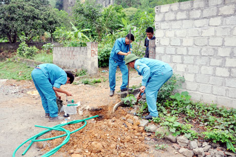 Công nhân Xí nghiệp nước Bãi Cháy đấu nối đường ống dẫn nước vào các hộ dân tại thôn Đồng Cao, xã Thống Nhất (Hoành Bồ).