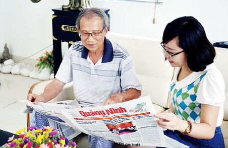 Ông Nguyễn Viết Khai, nguyên Tổng Biên tập Báo Quảng Ninh, chia sẻ kinh nghiệm rút tít tin, bài cho phóng viên trẻ.
