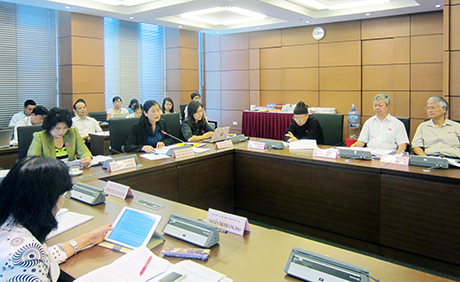 Đoàn ĐBQH tỉnh tham gia thảo luận ở Tổ về dự án Luật Thống kê (sửa đổi) và Dự án Luật Tố tụng hành chính (sửa đổi)