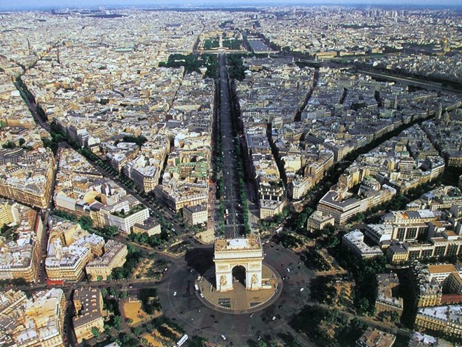 Vào năm 1806, Hoàng đế Napoléon I đã cho xây dựng Khải Hoàn Môn (tiếng Pháp gọi là L’arc de triomphe de l’Étoile) để tôn vinh quân đội, kỷ niệm chiến thắng lẫy lừng của các đạo quân Pháp.