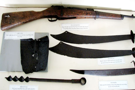 Khẩu súng trường Mutskotong do nghĩa quân đánh đồn Đông Triều đã thu được và sử dụng trong suốt 9 năm kháng chiến chống Pháp cùng với mũi khoan, chiếc xẻng đào hầm được trưng bày tại đây.