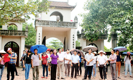 Đoàn Famtrip do Tổng cục Du lịch tổ chức tham gia khảo sát tại đền An Sinh (Đông Triều) để xây dựng tuyến du lịch tâm linh và duyên hải Đông Bắc.