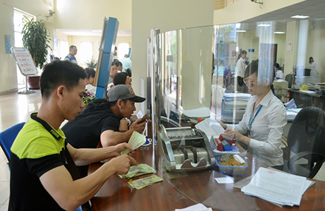 Giao dịch khách hàng tại Ngân hàng Công thương chi nhánh Quảng Ninh.