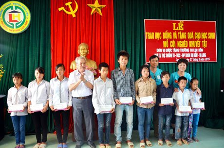 Trao tặng học bổng cho các em học sinh nghèo, mồ côi, khuyết tật tại Trường Tiểu học Lục Hồn.