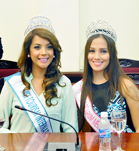 Hoa hậu (trái), Á hậu Du lịch quốc tế 2014 xuất hiện xinh đẹp tại cuộc làm việc.