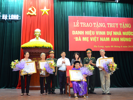 Thừa ủy quyền của Chủ tịch nước, đồng chí Vũ Thị Thu Thủy, Phó Chủ tịch UBND tỉnh trao tặng danh hiệu Mẹ Việt Nam Anh hùng cho Nguyễn Thị Chĩnh