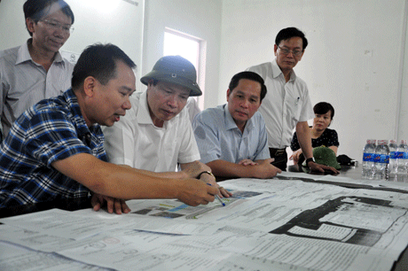 Chủ tịch UBND tỉnh Nguyễn Đức Long nghe báo cáo về tiến độ triển khai và những vướng mắc trong quá trình thực hiện dự án.