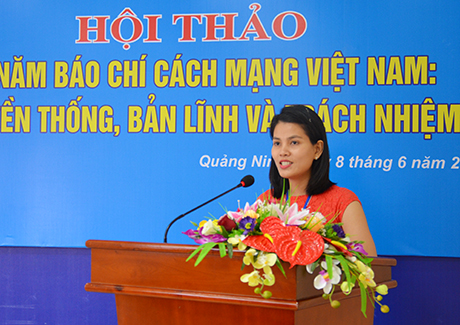 Đồng chí Tạ Ngoãn, phóng viên Phòng Biên tập Phát thanh, Đài PT-TH tỉnh trình bày tham luận tại hội thảo
