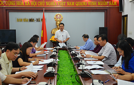 Đồng chí Nguyễn Đức Thành, Trưởng ban Văn hóa – Xã hội, HĐND tỉnh phát biểu tại cuộc họp