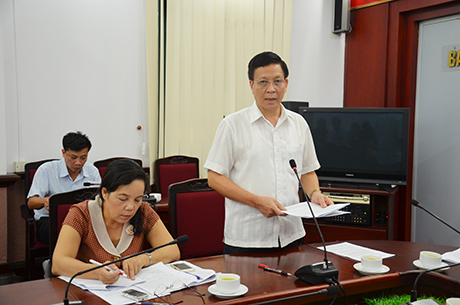 Đồng chí Trần Xuân Cương, Uỷ viên Thường trực HĐND  tỉnh phát biểu tại cuộc họp