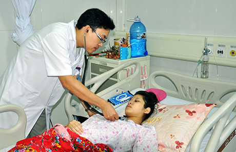 Bác sĩ Dương Văn Linh, Trưởng Khoa Phẫu thuật-Gây mê hồi sức-Hồi sức cấp cứu đang khám bệnh cho chị Bùi Hải Linh.