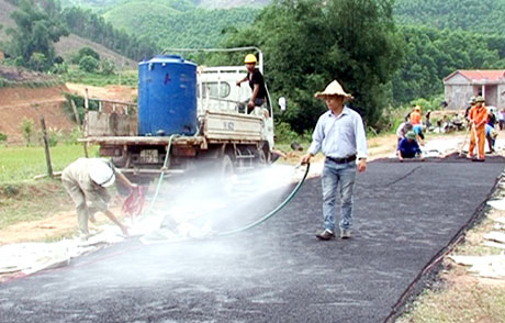 Thi công nền đường bằng vật liệu Carboncor Asphalt ở tuyến đường thôn Tiền Hải, xã Điền Xá. Ảnh: Hà Vũ