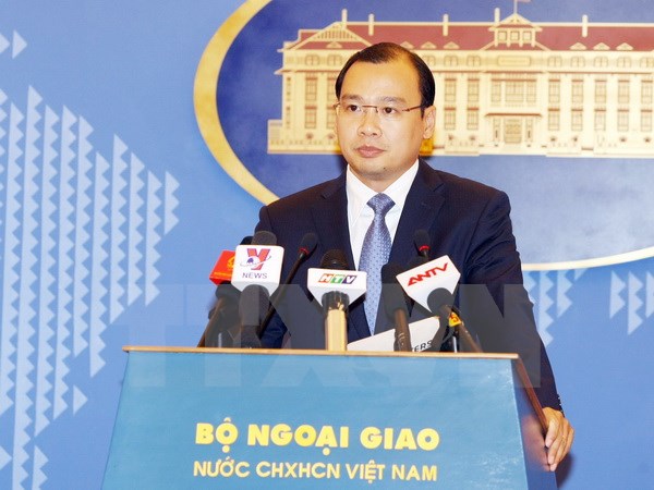 Phát ngôn viên Bộ Ngoại giao Lê Hải Bình phát biểu tại buổi họp báo. (Ảnh: Phạm Kiên/TTXVN)