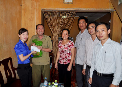 Đoàn viên, thanh niên Cụm đoàn kết nghĩa phường Hồng Hà trao quà cho gia đình ông Bùi Văn Mến, thương binh hạng 4/4.