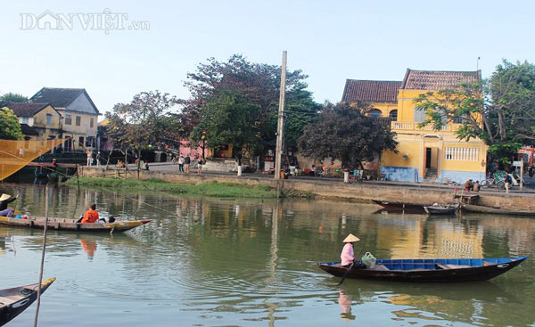 Đưa ánh mắt sang bên kia con sông Hoài, du khách có thể nhìn thấy những ngôi nhà màu vàng nổi bật.