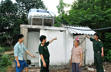CBCS Ban CHQS huyện Tiên Yên thăm mô hình nhà vệ sinh do đơn vị xây dựng cho các hộ dân ở thôn Tiên Hải, xã Điền Xá.