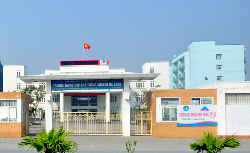 Trường THPT Chuyên Hạ Long gắn pano tuyên truyền “Trường học không khói thuốc” ngay trước cổng trường.