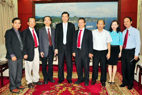 Đồng chí Nguyễn Đức Long, Phó Bí thư Tỉnh ủy, Chủ tịch UBND tỉnh chụp ảnh lưu niệm với Đoàn công tác Trường Đại học Y Đài Bắc (Đài Loan)